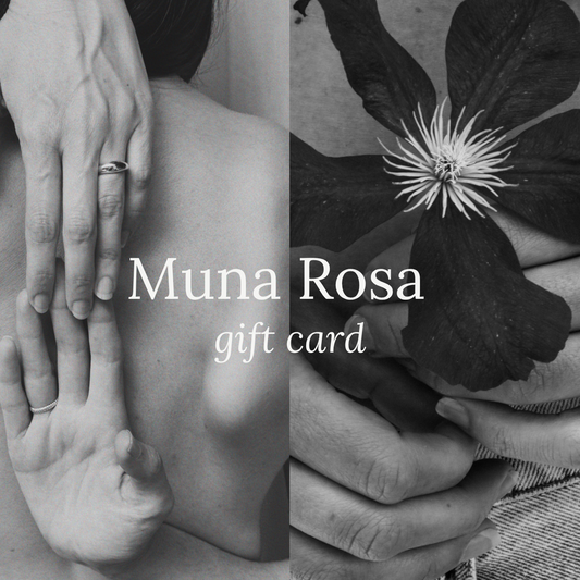 Black and white gift card design with hands and a flower, featuring the brand 'Muna Rosa'.